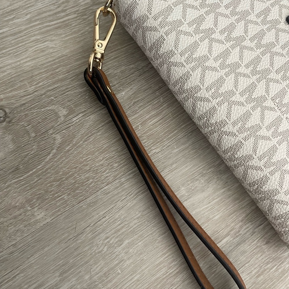 Michael Kors Vanilla Wristlet - Picture 4 of 8